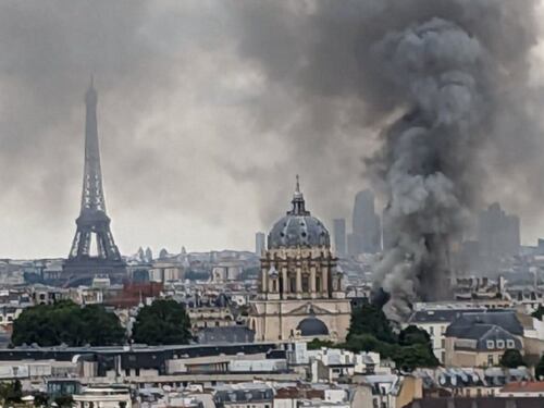 Parigi, scoppia un mega-incendio in centro. Le prime ipotesi: "Odore di gas"
