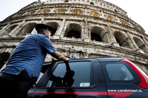 Roma, zona a tutela rafforzata al Colosseo: scattano i primi otto Daspo urbani