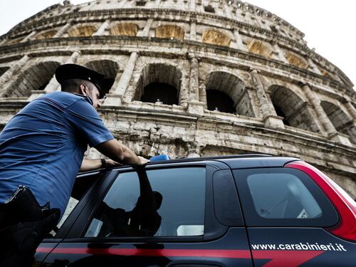 Roma, zona a tutela rafforzata al Colosseo: scattano i primi otto Daspo urbani