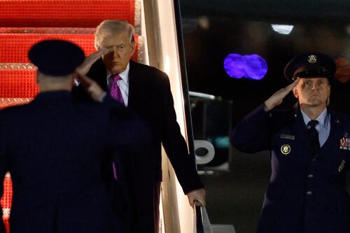 Trump avvisa l'Iran: "Accordo o distruggeremo Kharg". La Spagna chiude lo spazio aereo agli Usa