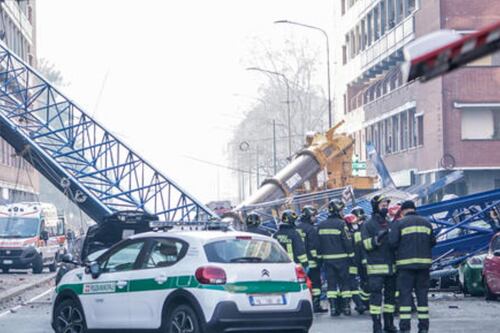 Torino, la gru del cantiere precipita sulla strada: morti e feriti