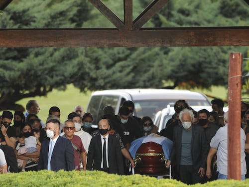 Sepolto Maradona si scannano sull'eredità. "È morto povero" ma è giallo sul patrimonio