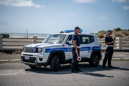 Vigili urbani armati in strada ma derubati a casa. Sparite tre pistole all'anno