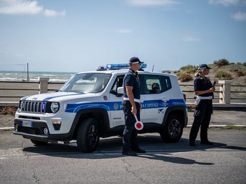 Vigili urbani armati in strada ma derubati a casa. Sparite tre pistole all'anno