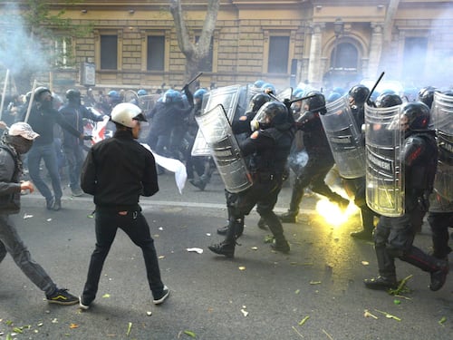 Insicurezza democratica. Scontri, rivolte e devastazioni: così i governi di sinistra hanno "gestito" l'ordine