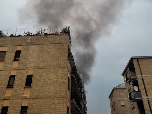 Camion dei rifiuti va a fuoco, fumo e residenti chiusi in casa a Ostiense