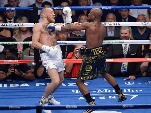 Mayweather batte McGregor, supera il record di Rocky Marciano e lascia la boxe