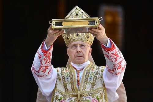 Papa Francesco, Bagnasco strapazza chi chiede le dimissioni: “È fuori luogo, siamo compatti”
