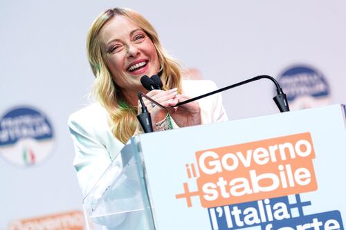 Bari, Meloni celebra la longevità del governo: "Mai mollato, non lo farò adesso"