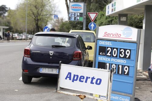 Decreto carburanti in CdM: stretta sulle speculazioni, bonus autotrasportatori e social card rafforzata