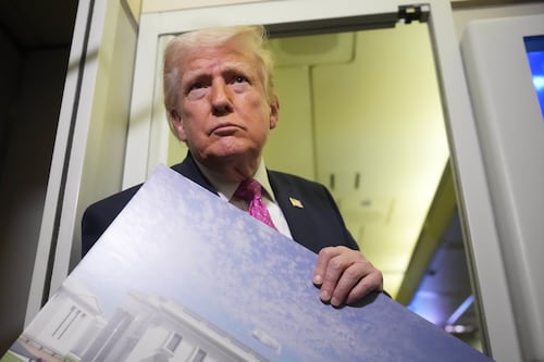 Iran, nega lo spazio aereo: Trump furioso con la Francia: "Non dimentichiamo"