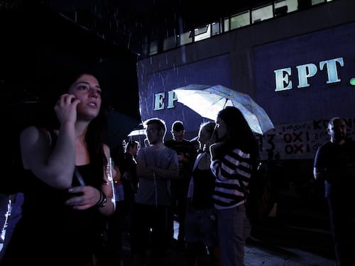 Sciopero e proteste contro la chiusura della tv greca