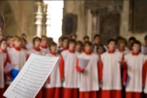 Ratisbona, abusi su 547 bambini nel coro diretto per 30 anni dal fratello di Ratzinger