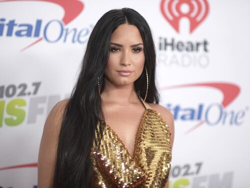 Demi Lovato ci ha riflettuto a lungo: non sono né "lei" né "lui", per favore chiamatemi "loro"
