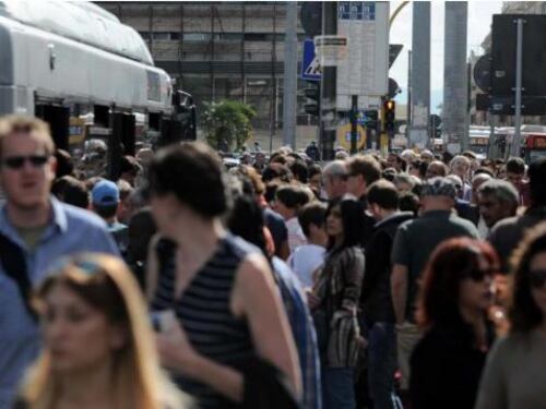 Roma, chiusa fino a settembre la metro A. Bus stracolmi, scatta la protesta