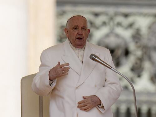 Papa Francesco, il nuovo bollettino: "Lievi miglioramenti con la fisioterapia"