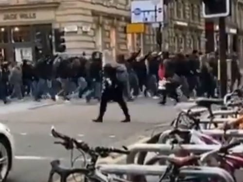 Gli ultrà della Lazio fanno il saluto romano per le strade di Glasgow