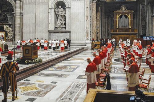 Papa Francesco, faide e fake news sulle dimissioni. I "corvi" e Ratzinger: giallo sulla riforma del Conclave