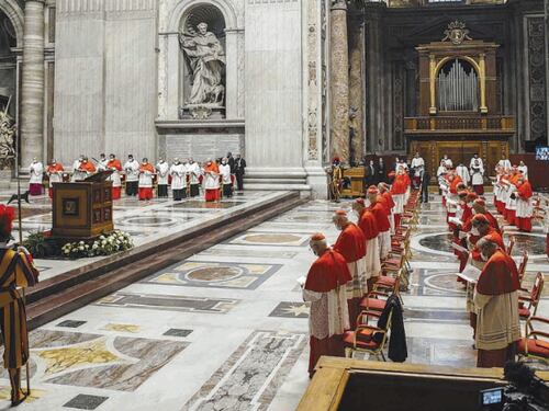Papa Francesco, faide e fake news sulle dimissioni. I "corvi" e Ratzinger: giallo sulla riforma del Conclave