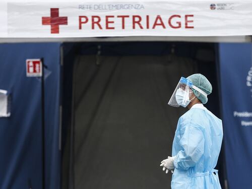 Coronavirus, meno casi ma più ricoverati in terapia intensiva