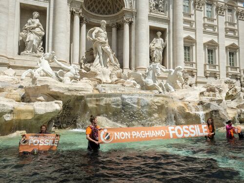 Ambientalisti al contrario: non spalano il fango ma fanno i vandali alla Fontana di Trevi