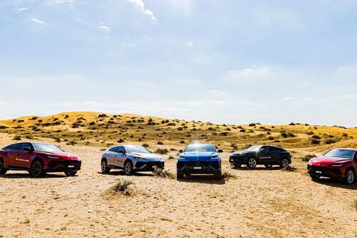 Donne nel deserto in Lamborghini
