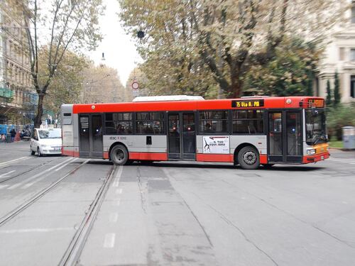 Rimprovera ragazzi sul bus, autista trascinato e picchiato in strada