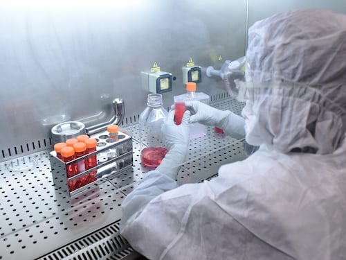 Coronavirus, l'Aifa autorizza la sperimentazione su tre farmaci