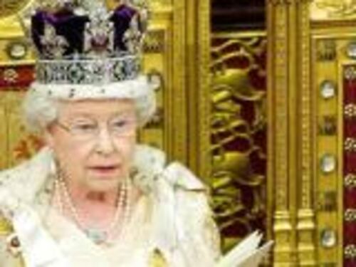La regina benedice i tagli alla burocrazia