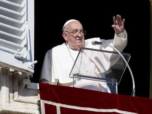 Papa Francesco, la sorpresa ai fedeli: vuole affacciarsi dal Gemelli per l’Angelus