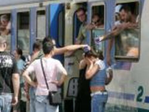 Frascati, la denuncia dei pendolari: "Viaggiamo su treni ridotti a latrine"