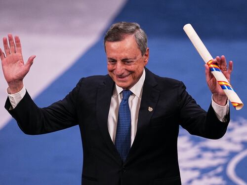 Ue, arriva la scossa di Draghi: “L’ordine globale è defunto, servono gli Stati Uniti d’Europa”