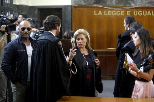 Altra condanna per Emilio Fede: due anni e tre mesi per i foto-ricatti a Mediaset