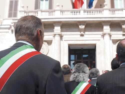 Stipendi d'oro all'Anci, i dirigenti guadagnano più dei sindaci: le cifre
