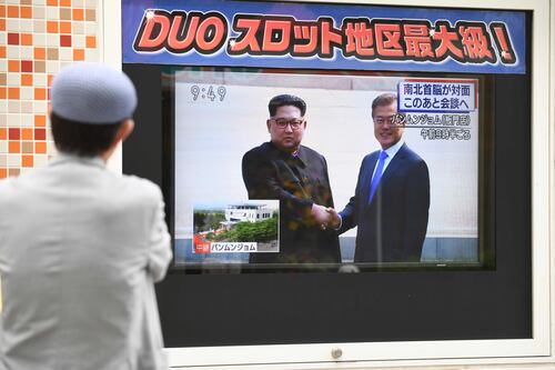 Incontro al confine tra Kim e Moon: nuova storia per la Corea