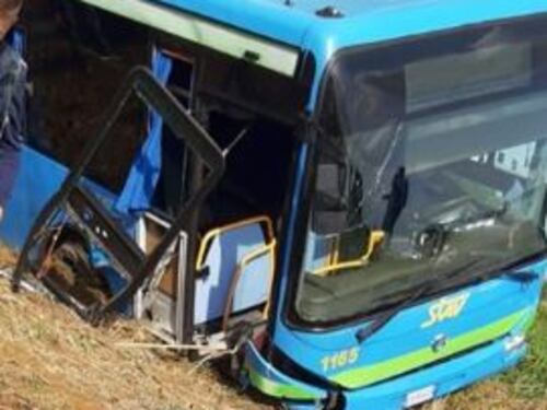 Pullman con trenta bambini esce di strada: 8 feriti
