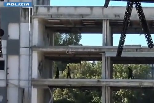 Sequestrata e violentata nel palazzo occupato, il centrodestra: città abbandonata. Silenzio della sinistra