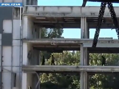 Sequestrata e violentata nel palazzo occupato, il centrodestra: città abbandonata. Silenzio della sinistra