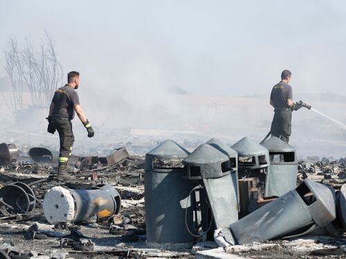 Cassonetti in fiamme nell'ex campo nomadi, paura e caos sulla Pontina