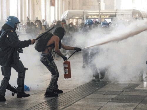 I ProPal che assalirono la polizia graziati dal giudice: "No ai domiciliari, devono studiare"