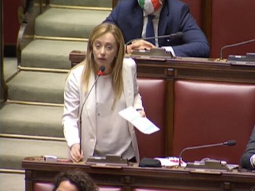 Di fronte al baratro e lui pensa alle poltrone. Così Giorgia Meloni umilia Conte