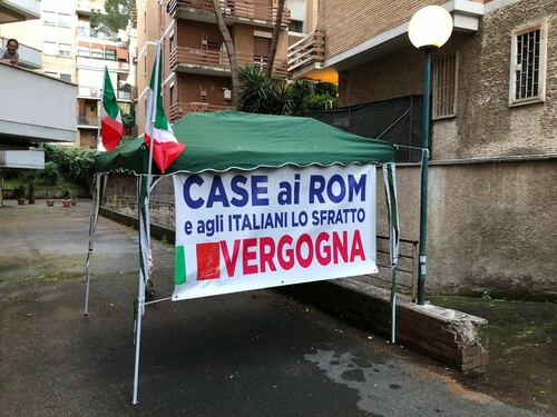 "Case ai rom e sfratto agli italiani". Così Casal Bruciato "accoglie" Zingaretti