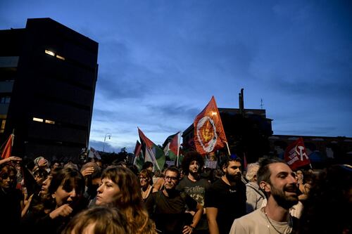 ProPal scatenati, alta tensione ai cortei da Roma a Milano. Scontri a Padova