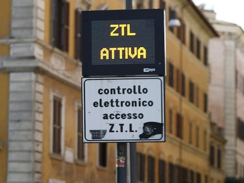Ztl, permessi disabili: arriva la stretta. Associata al pass una sola targa