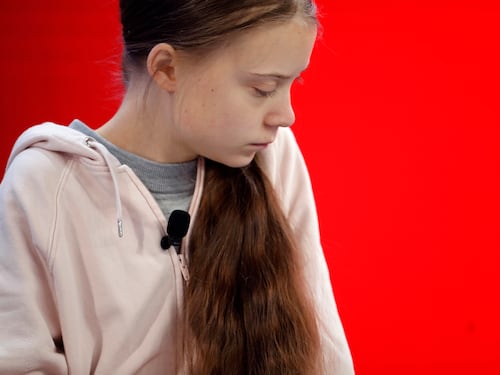 Greta Thunberg piange: i media non parlano di clima. Ma dove vive?