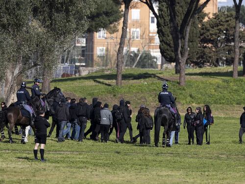 Anarchici, il raduno a Roma nonostante il divieto: "Le idee non muoiono". Nuove minacce online
