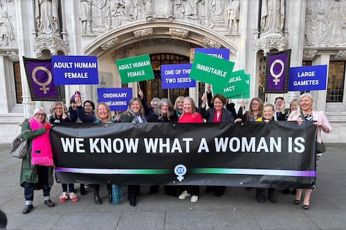 Uk, la sentenza: "Trans non vanno definite donne". Vittoria delle femministe di J.K. Rowling