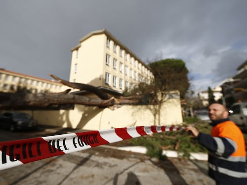 Maltempo, scuole chiuse domani nel Lazio e in Campania: ecco le decisioni dei sindaci. A Roma parchi vietati