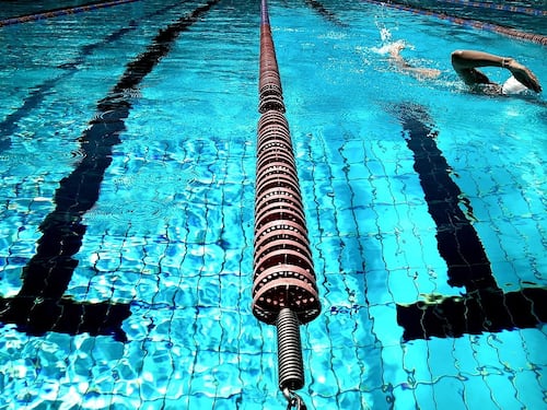 Piscina per musulmane, retromarcia del Comune dopo le polemiche: “Aperta a tutte”