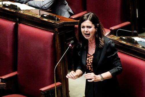 Boldrini e la difesa surreale di Landini: “Meloni cortigiana? Solo un equivoco, basta vittimismo”